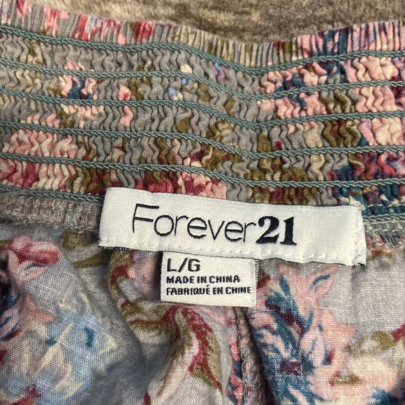Forever21 Stretch waist with pockets woman’s size large shorts. EUC ❤️ - Picture 4 of 6